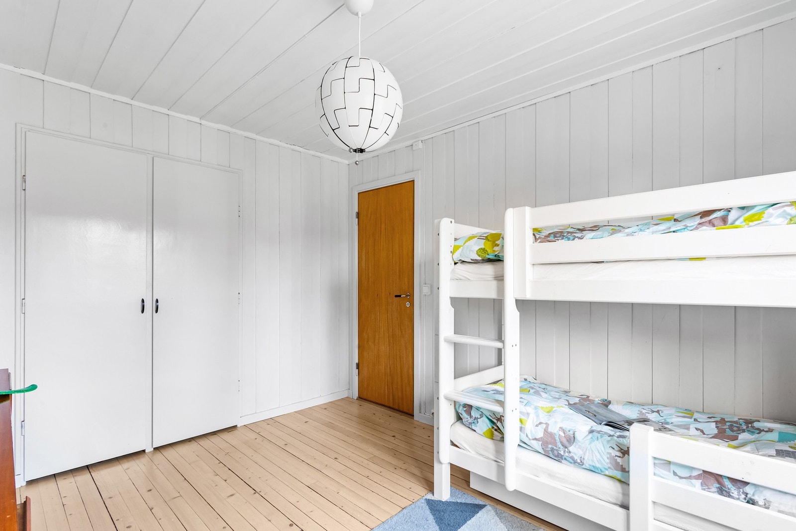 Det er plassbygd skap for oppbevaring av klær og sko, mm. Galleribilde
