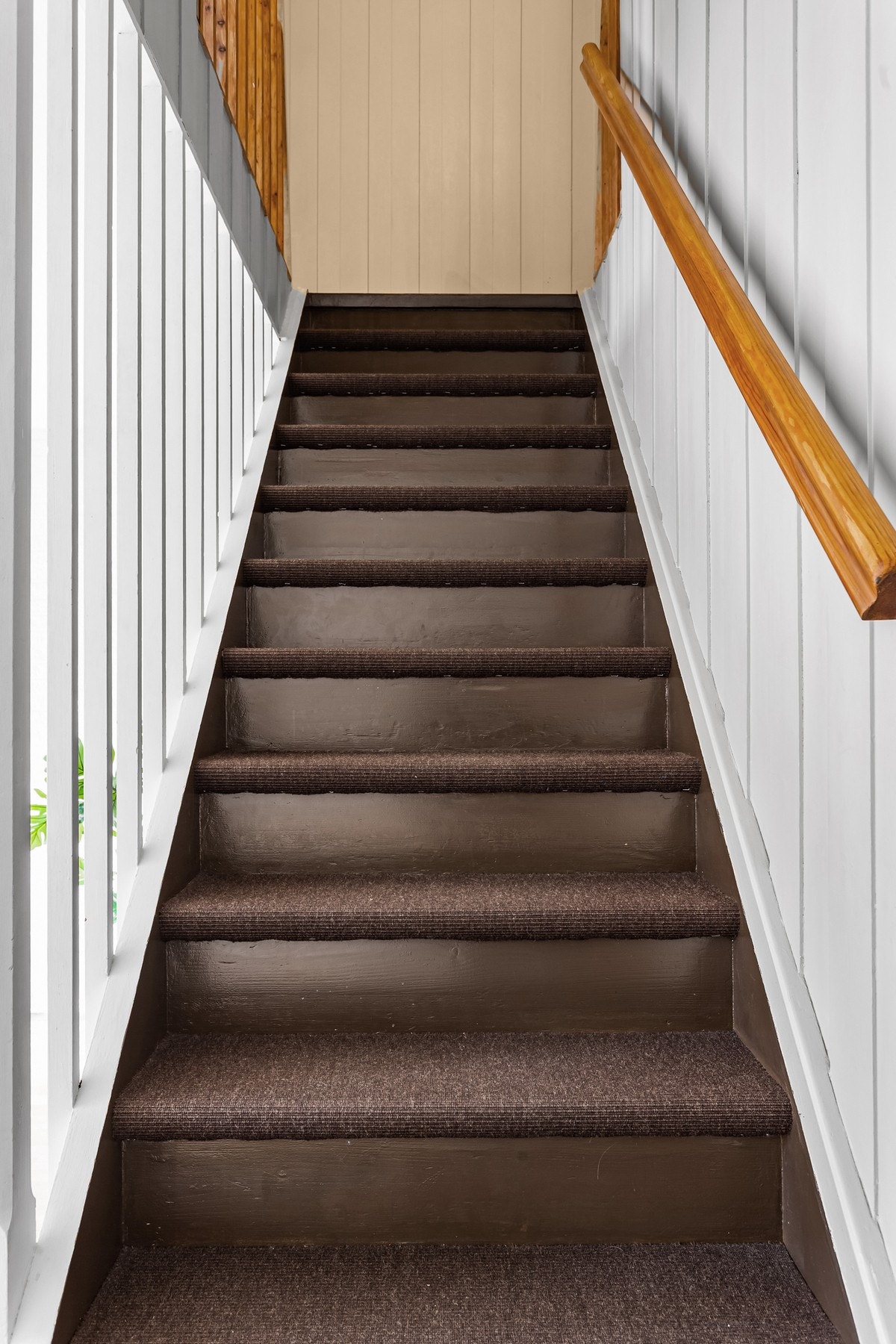 Trappen fra hovedetasjen og opp til 2.etasje er belagt med delikat teppe i trinnene. Trygt for små barneføtter. Galleribilde