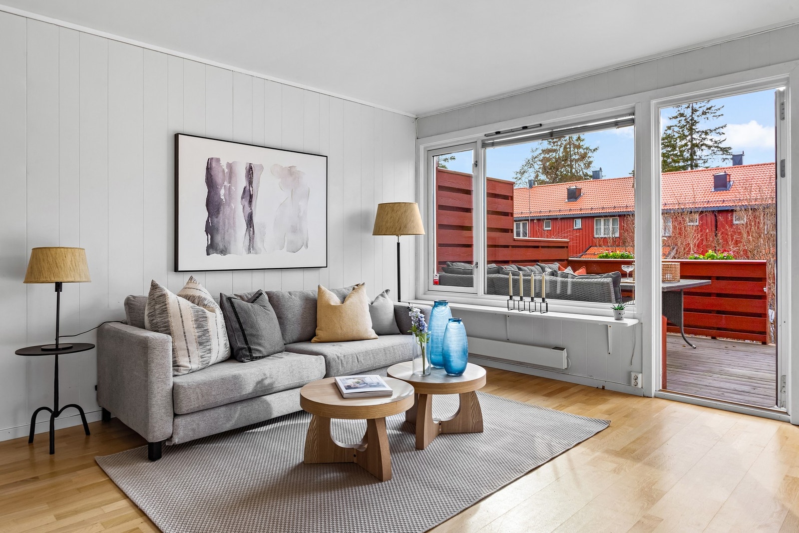 Boligen har en lys og trivelig stue med fin plass til sofagruppe med tilhørende TV-møblement. Galleribilde