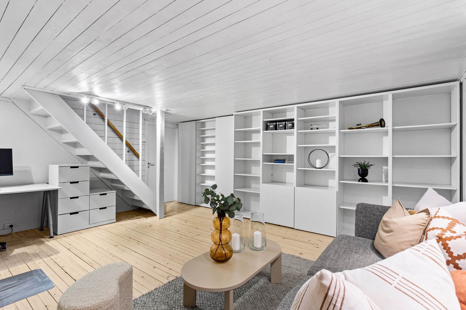 Rommet har godt med boltreplass, inkludert en kontorplass under trappen. Dør ut til felles gang med videre adkomst til kjellerbod/vaskerom. Galleribilde