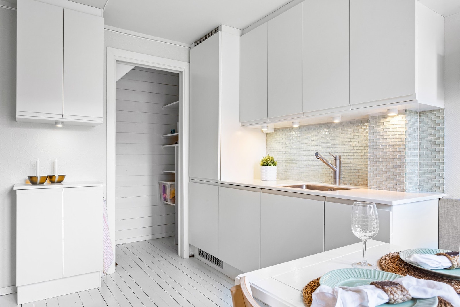 Ny Miele oppvaskmaskin fra 2023. Praktiske oppbevaringshyller i nisje ved trappen, som går ned til kjelleren. Galleribilde