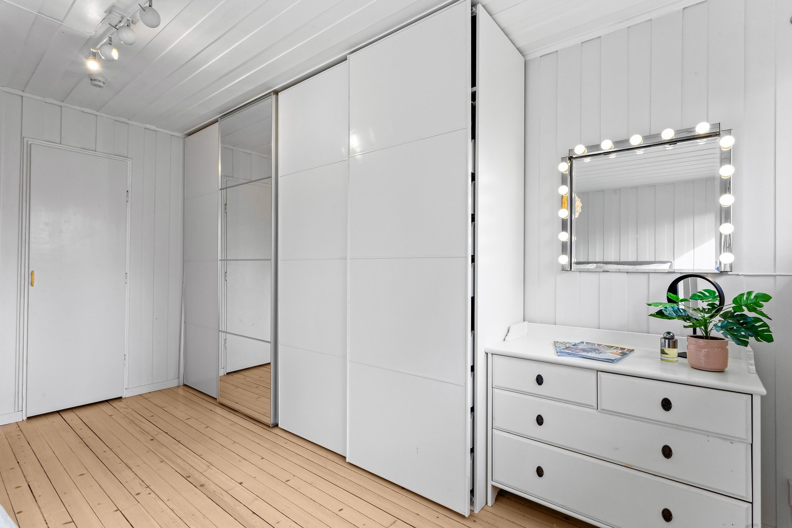 God plass til både skyvedørsgarderobe og frittstående kommode. Plassbygd lagringsplass bak dør. Rommet vender mot rolig blindvei. Galleribilde