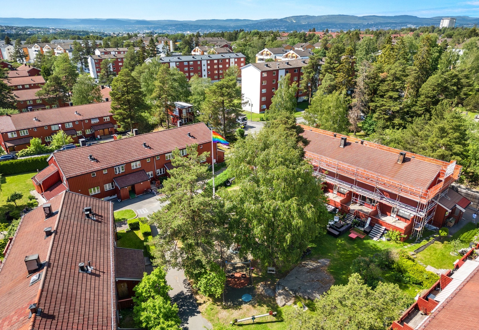 Svært barnevennlig beliggenhet med felles, grønt tun mellom rekkehusene. Galleribilde