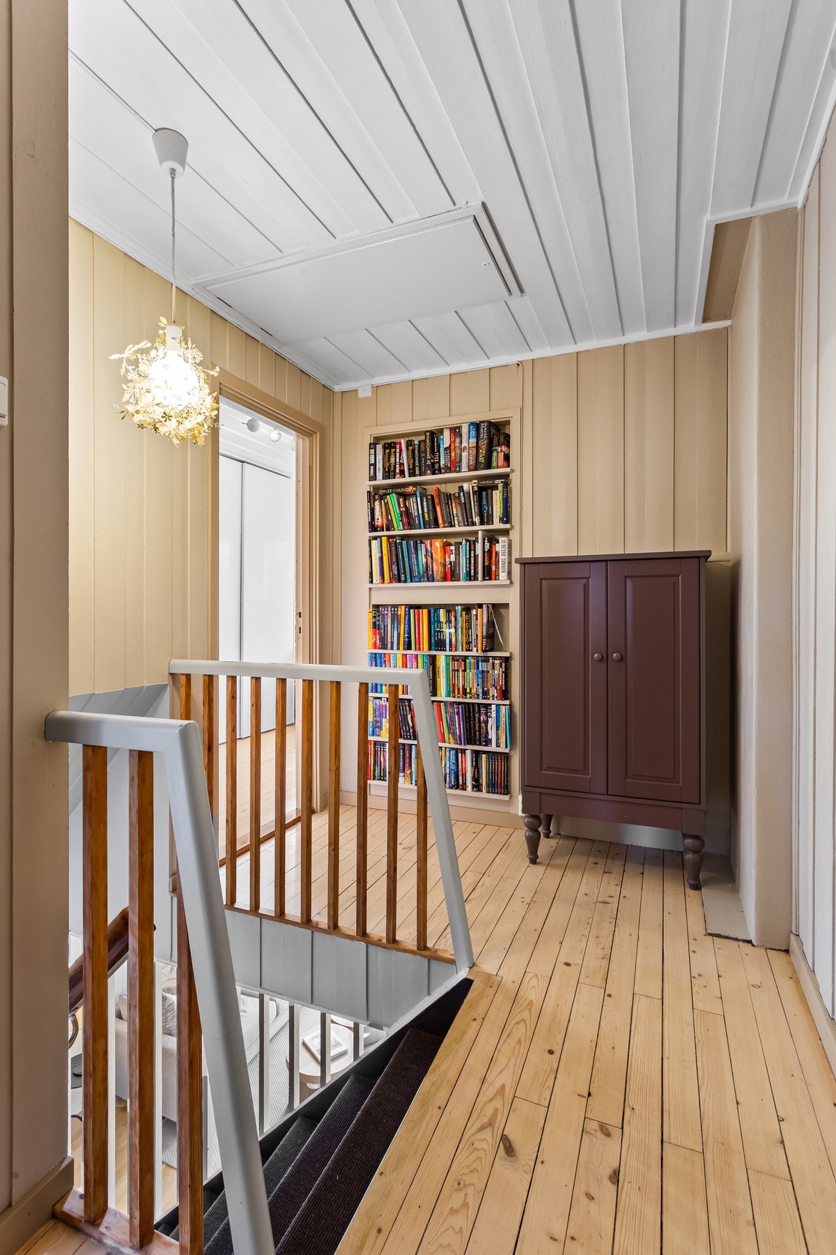 Fra gangen oppe har du tilgang til romslig lagringsloft via moderne loftstrapp. Galleribilde