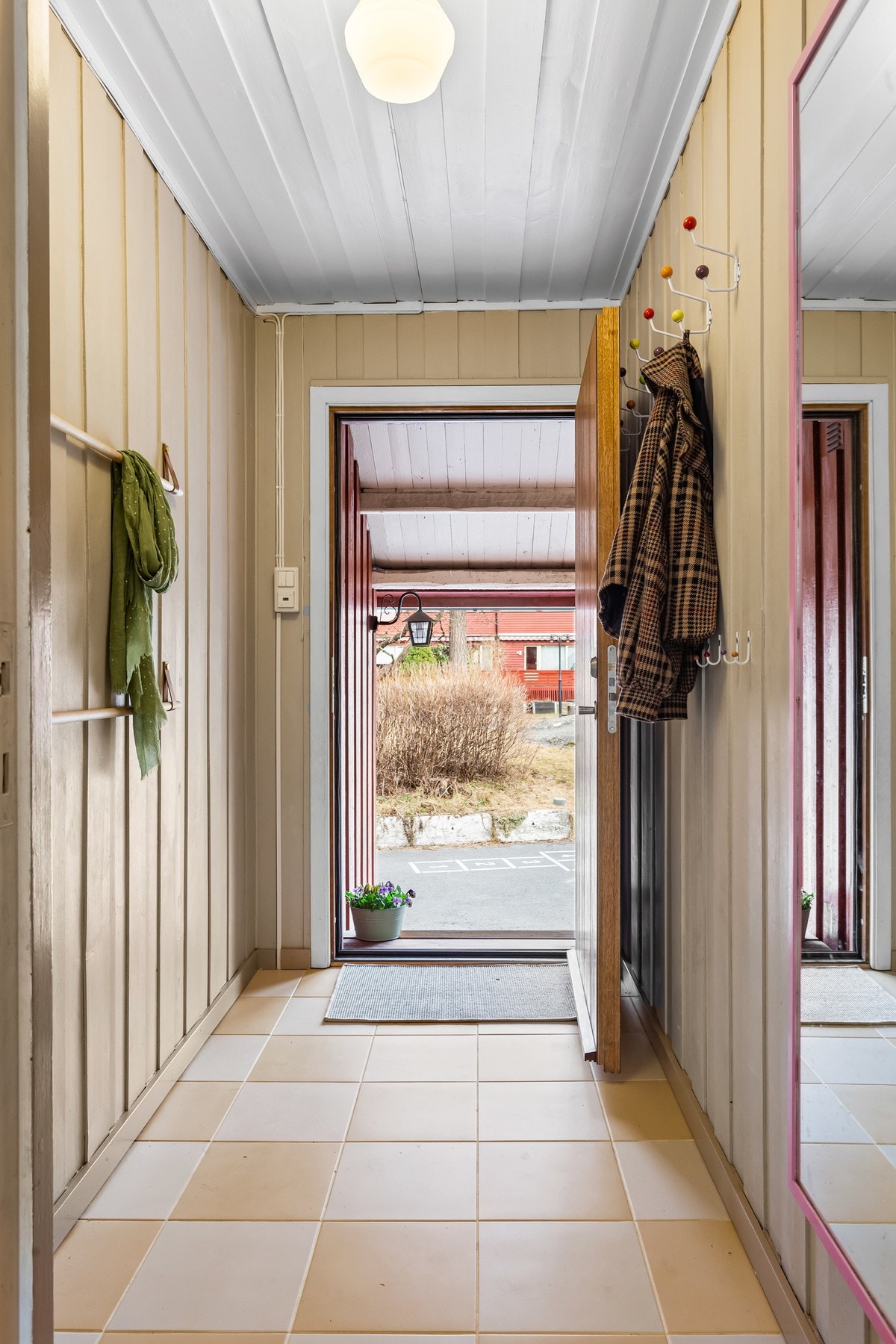 Entreen er flislagt med varme i gulv og har fin plass til å henge fra seg ytterklær. Galleribilde