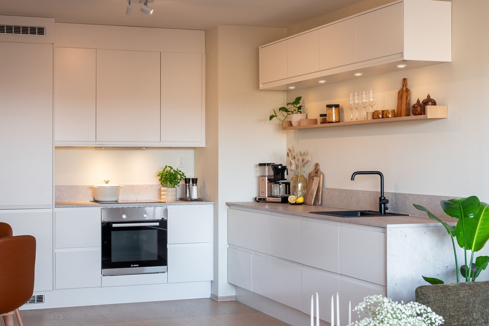 De integrerte hvitevarene på kjøkkenet medfølger. Galleribilde