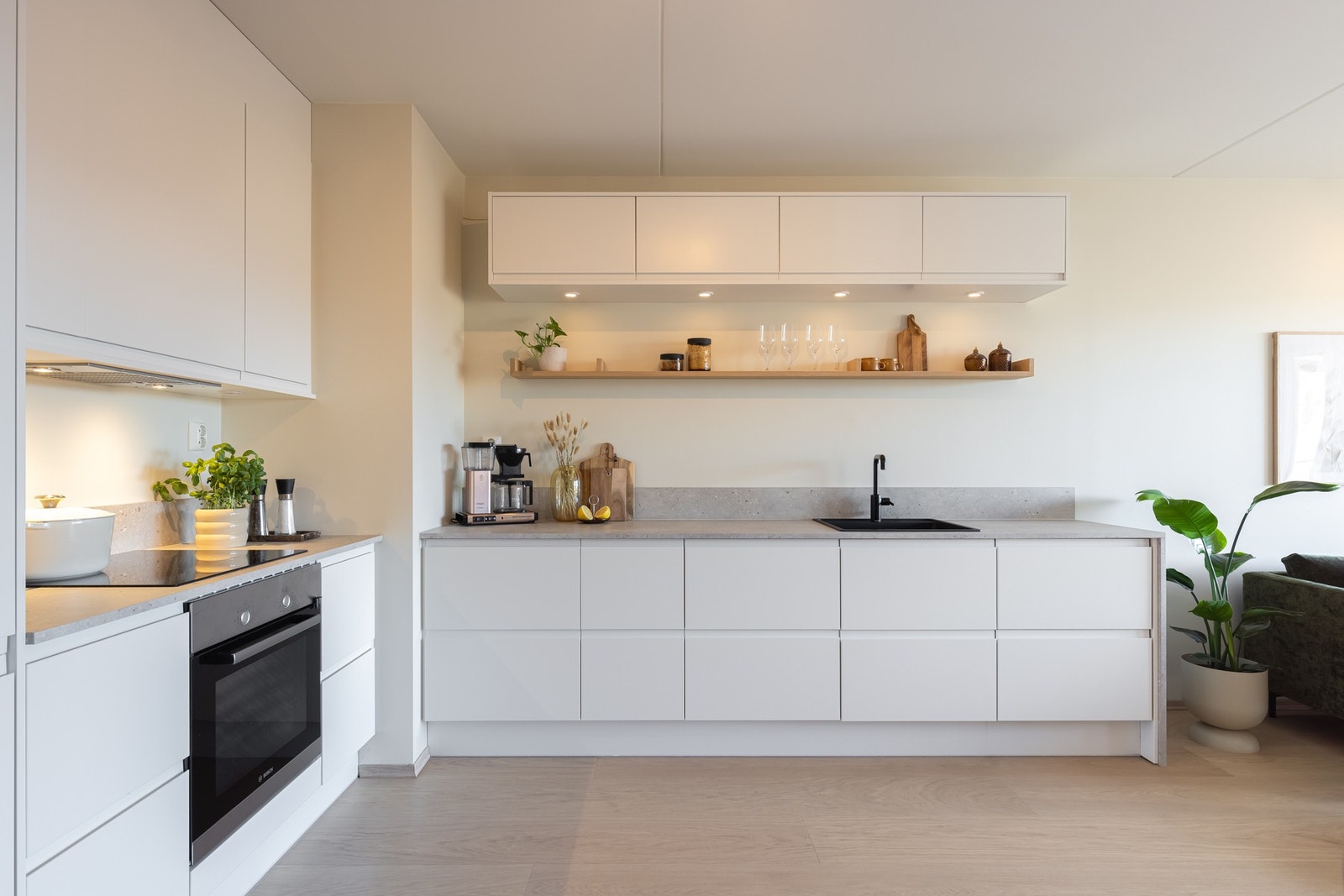 Det er lekker laminat benkeplate med nedfelt kompositt oppvaskkum og nedfelt induksjon koketopp. Galleribilde