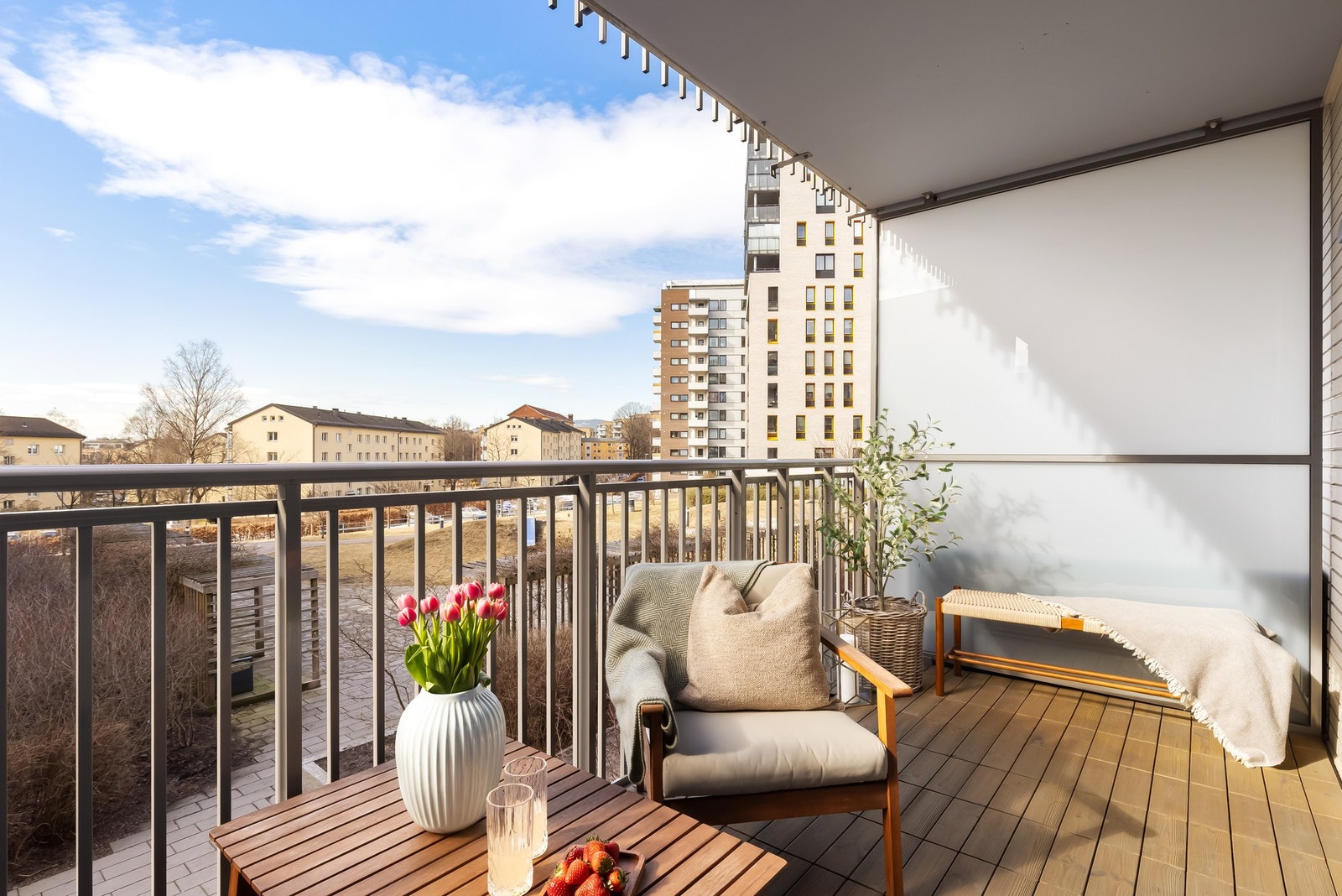 Her får du gleden av en herlig balkong på 8 kvm. Fra balkongen er det hyggelig utsyn over grøntområde. Galleribilde