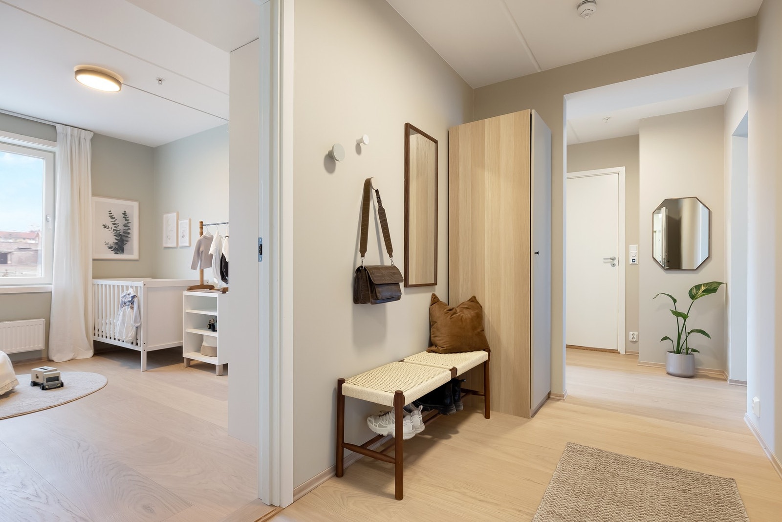 Leiligheten ligger i oppgangens 2.etasje med heisadkomst fra felles oppgang. Galleribilde