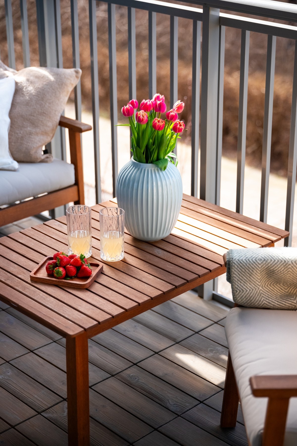 Ifølge nåværende eiere er det sol på balkongen fra rundt kl. 15 og frem til rundt kl.21.30 på solfylte sommerdager. Galleribilde