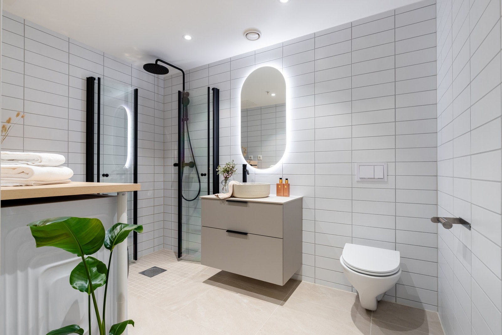 Lekkert, flislagt bad med varme i gulv. Badet er av god størrelse og er innredet med baderomsmøbel med stilig servant og speil med belysning. Galleribilde