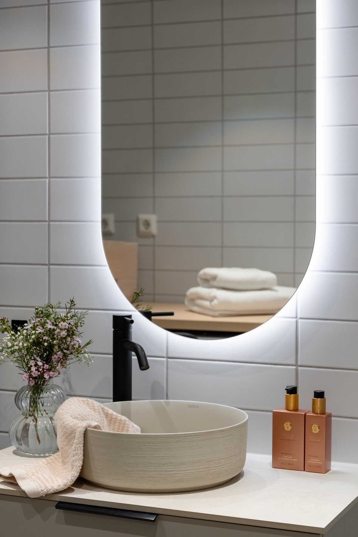 I 2023 ble badet pusset opp med nye fliser på gulvet, dusjvegger, blandebatterier og ny innredning. Galleribilde