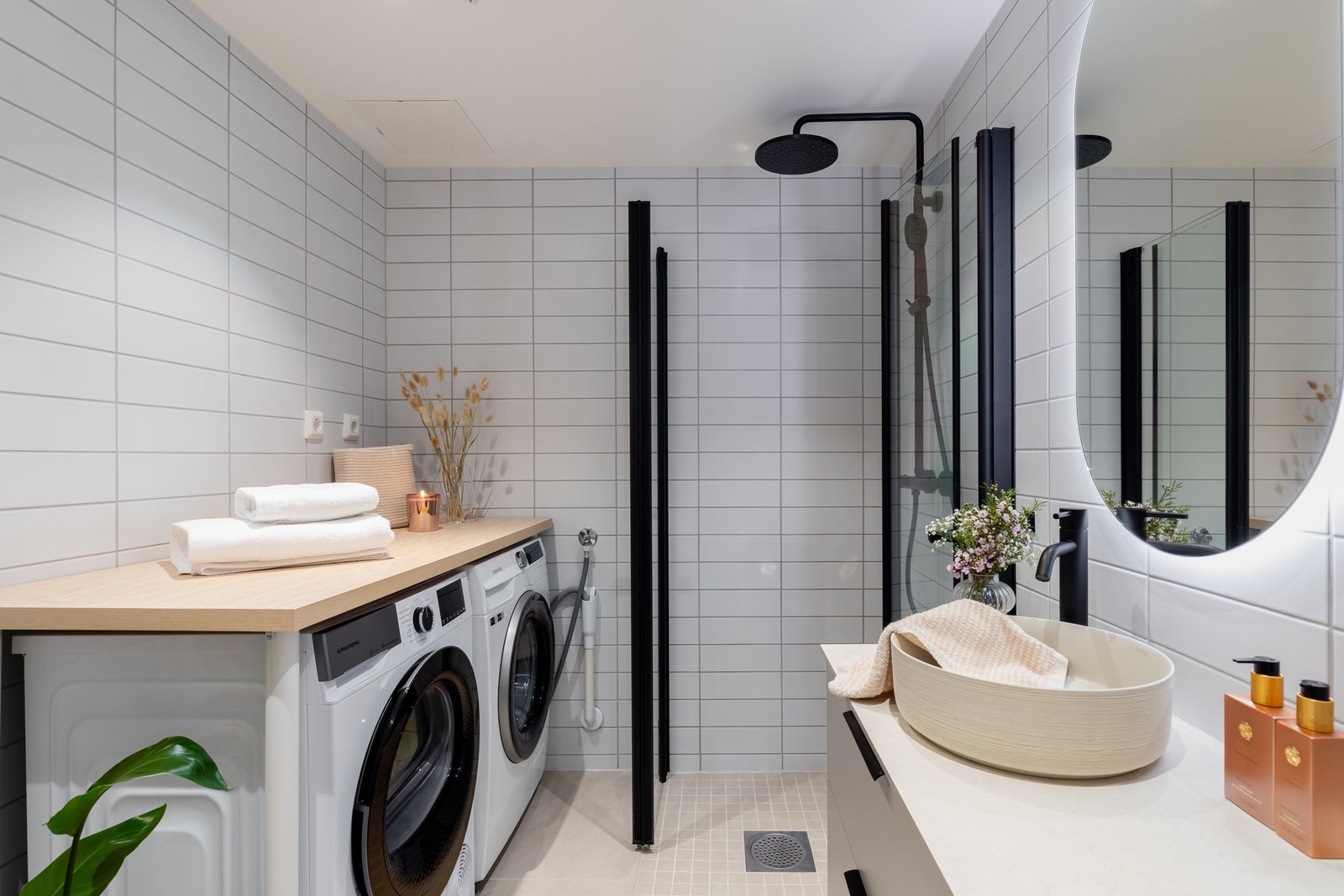 Videre er badet utstyrt med vegghengt toalett og dusjvegger/hjørne. Galleribilde