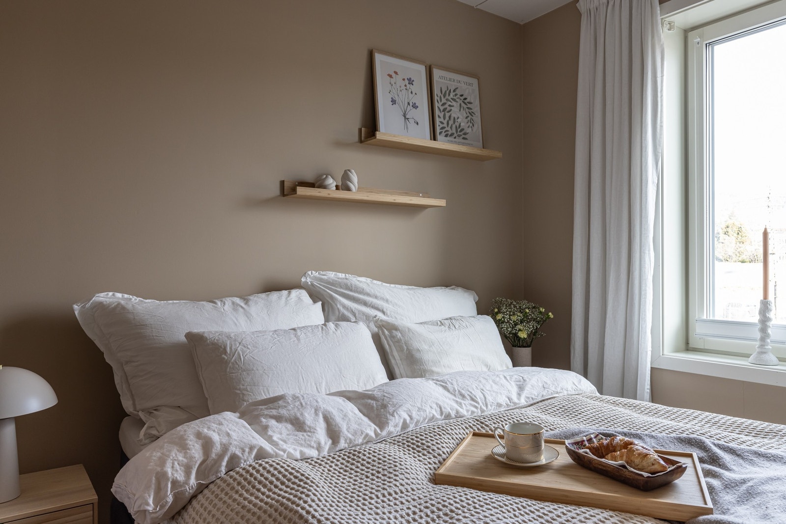 Hovedsoverommet er av god størrelse og har plass til dobbeltseng med tilhørende nattbord. Galleribilde