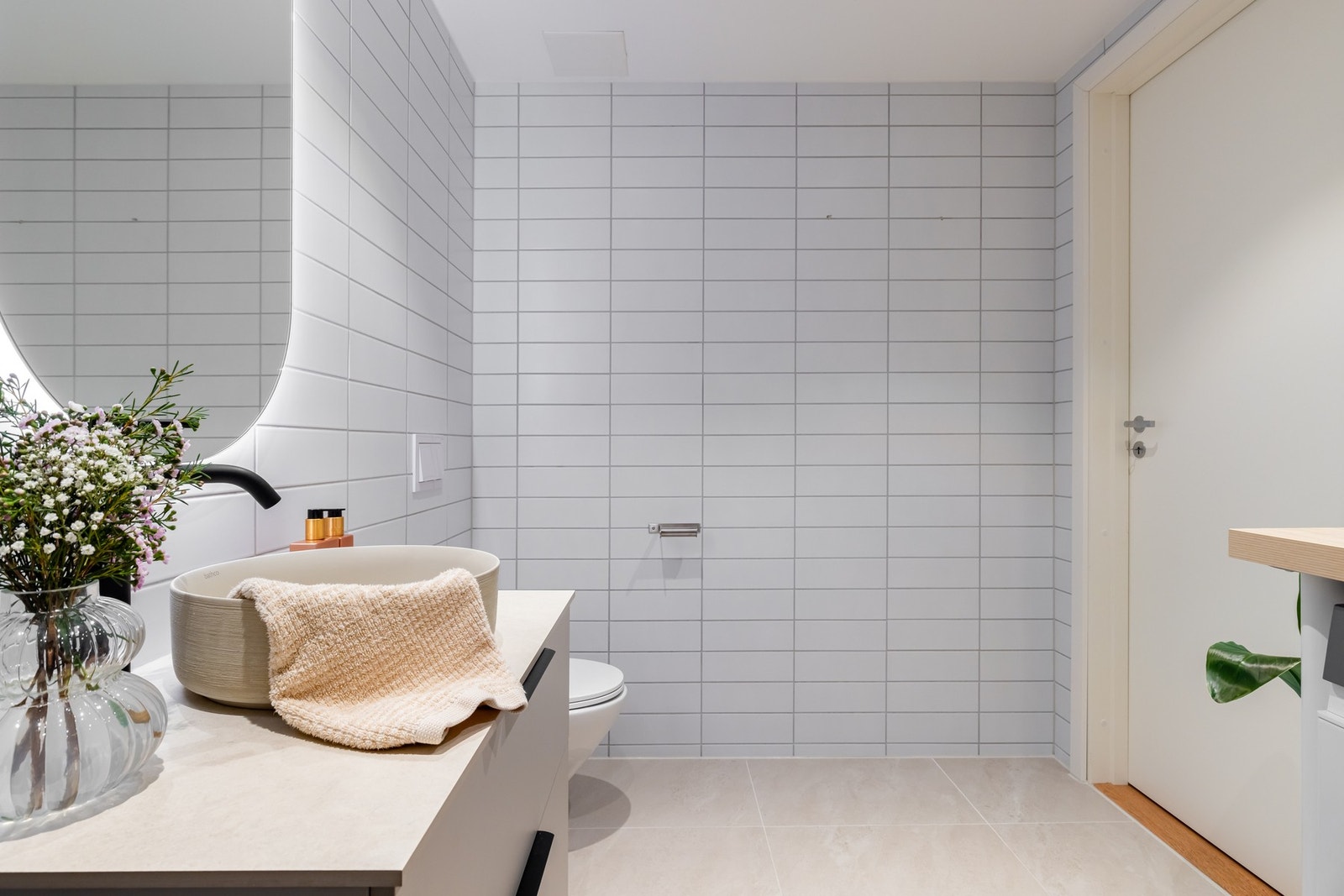 På badet er det også opplegg og plass for både vaskemaskin og tørketrommel. Den smarte bankeplaten over sørger for ekstra lagringsplass på badet. Galleribilde