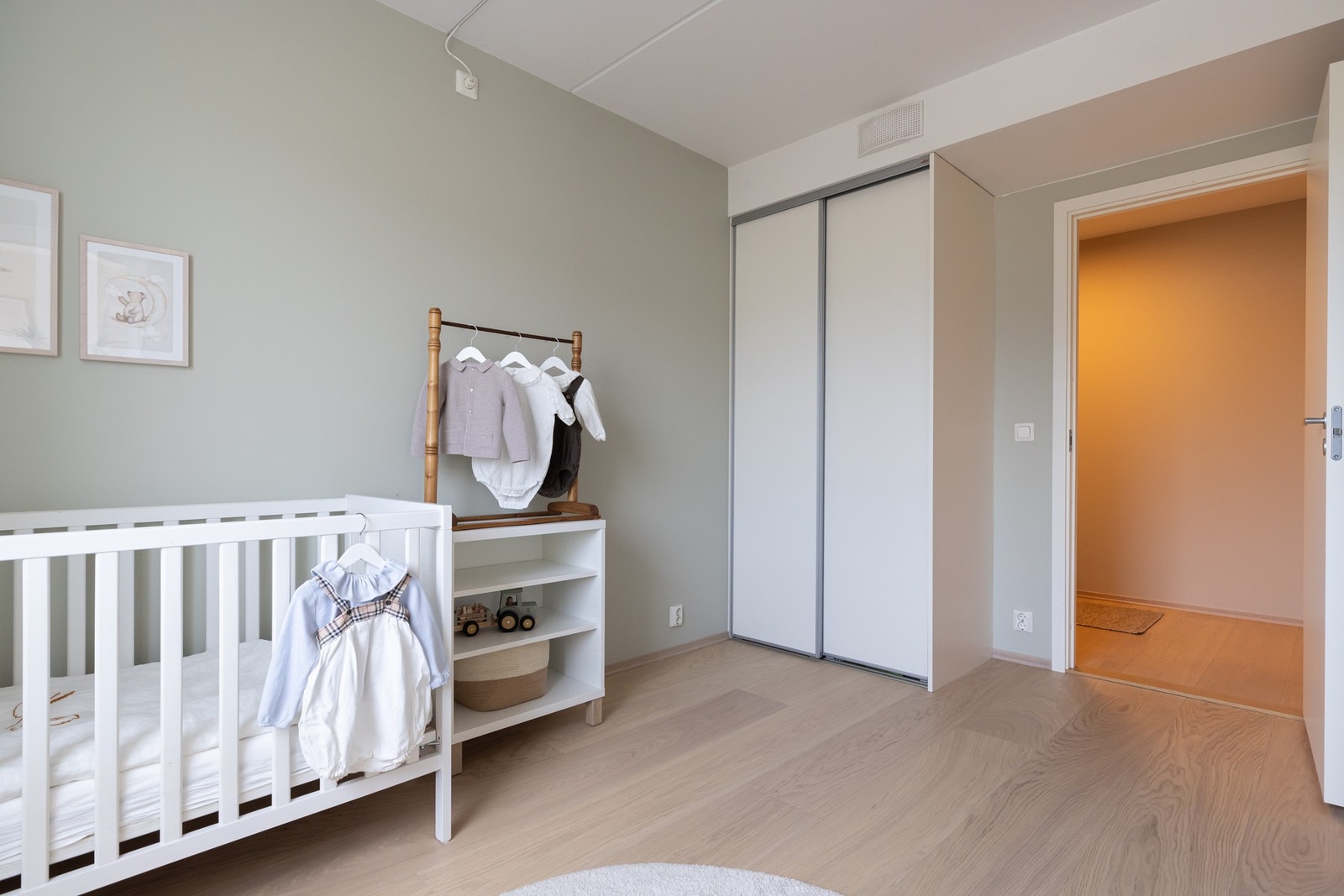 Skyvedørsgarderoben medfølger. Galleribilde