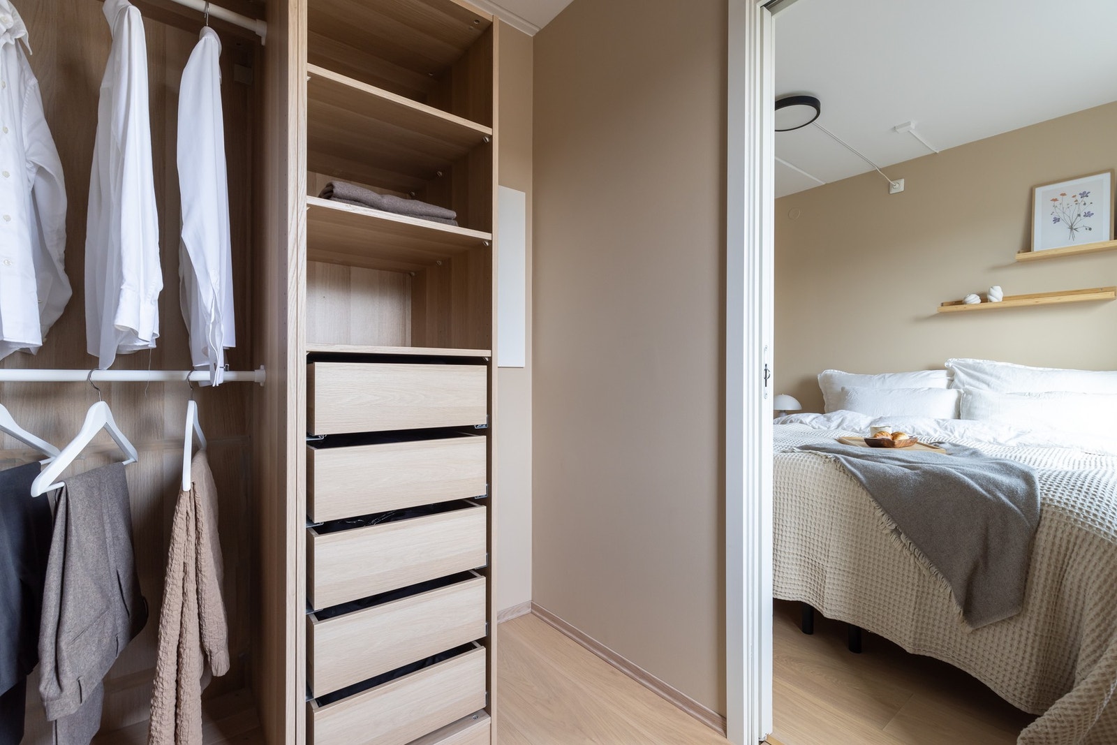 I tilknytning til dette soverommet ligger det et praktisk walk in closet. Galleribilde