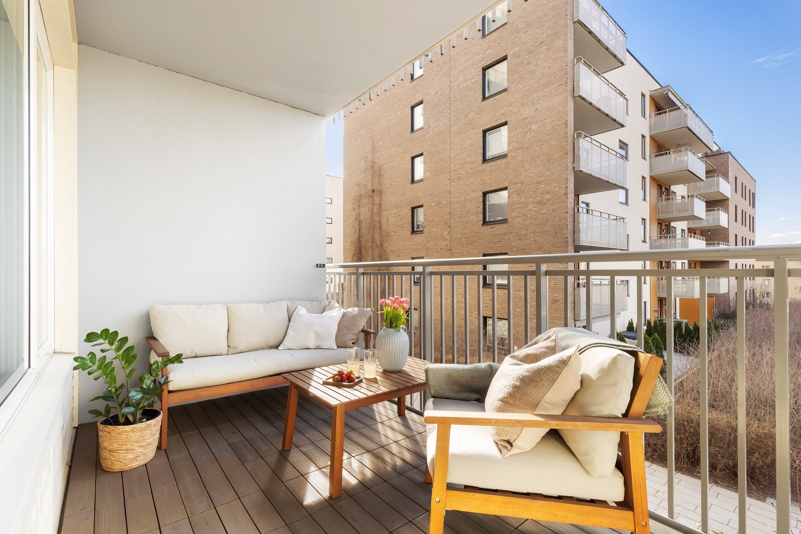 Balkongen er vest/ sydvestvendt og blir en herlig forlengelse av stuen på sommerhalvåret. Galleribilde