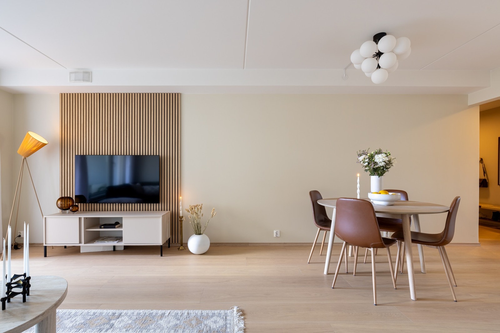 Á-konto varmtvann og fyring, samt TV og bredbånd er inkludert i felleskostnadene. Galleribilde