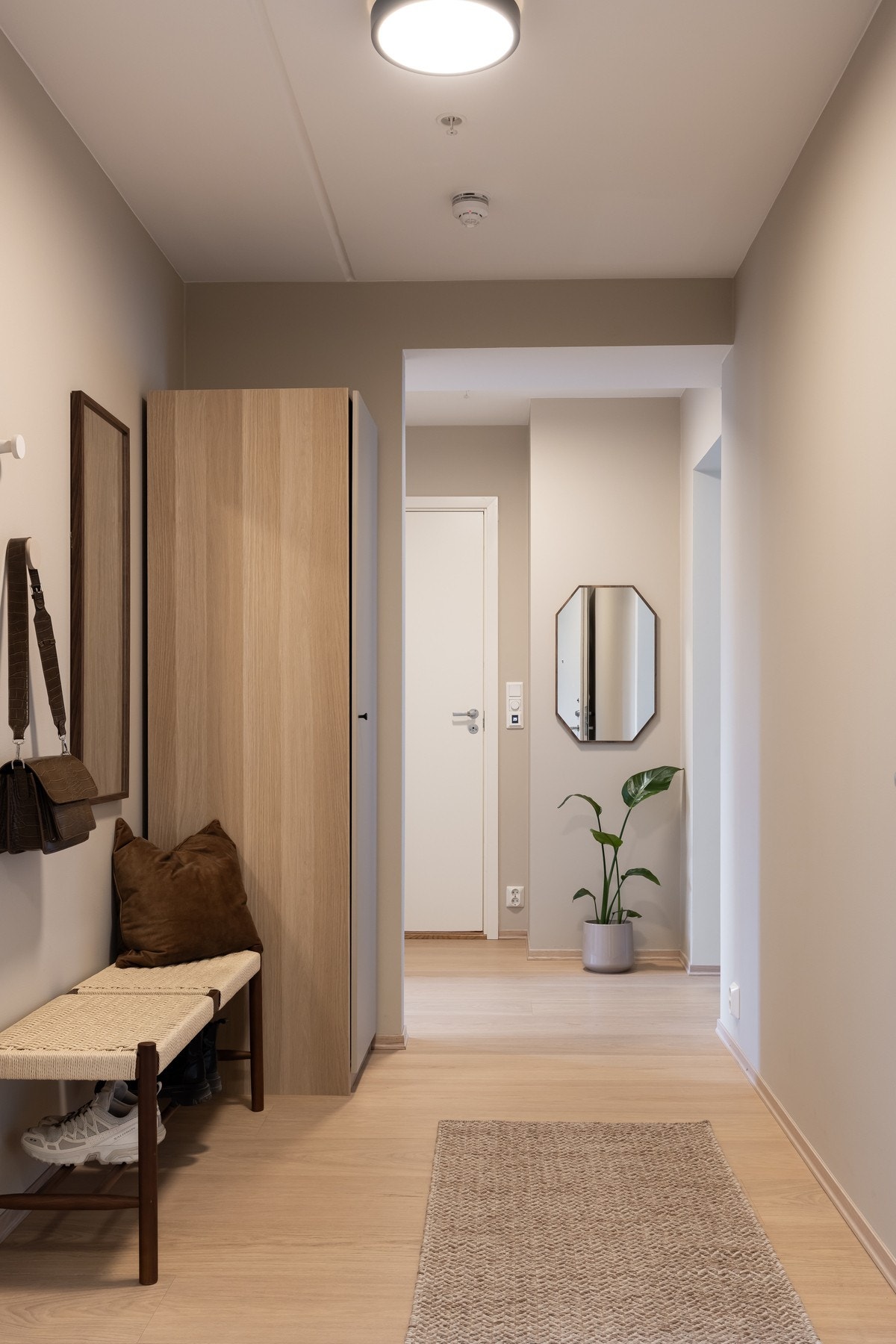 I entreen er det god plass til knaggoppheng, kommode, speil mm. Galleribilde