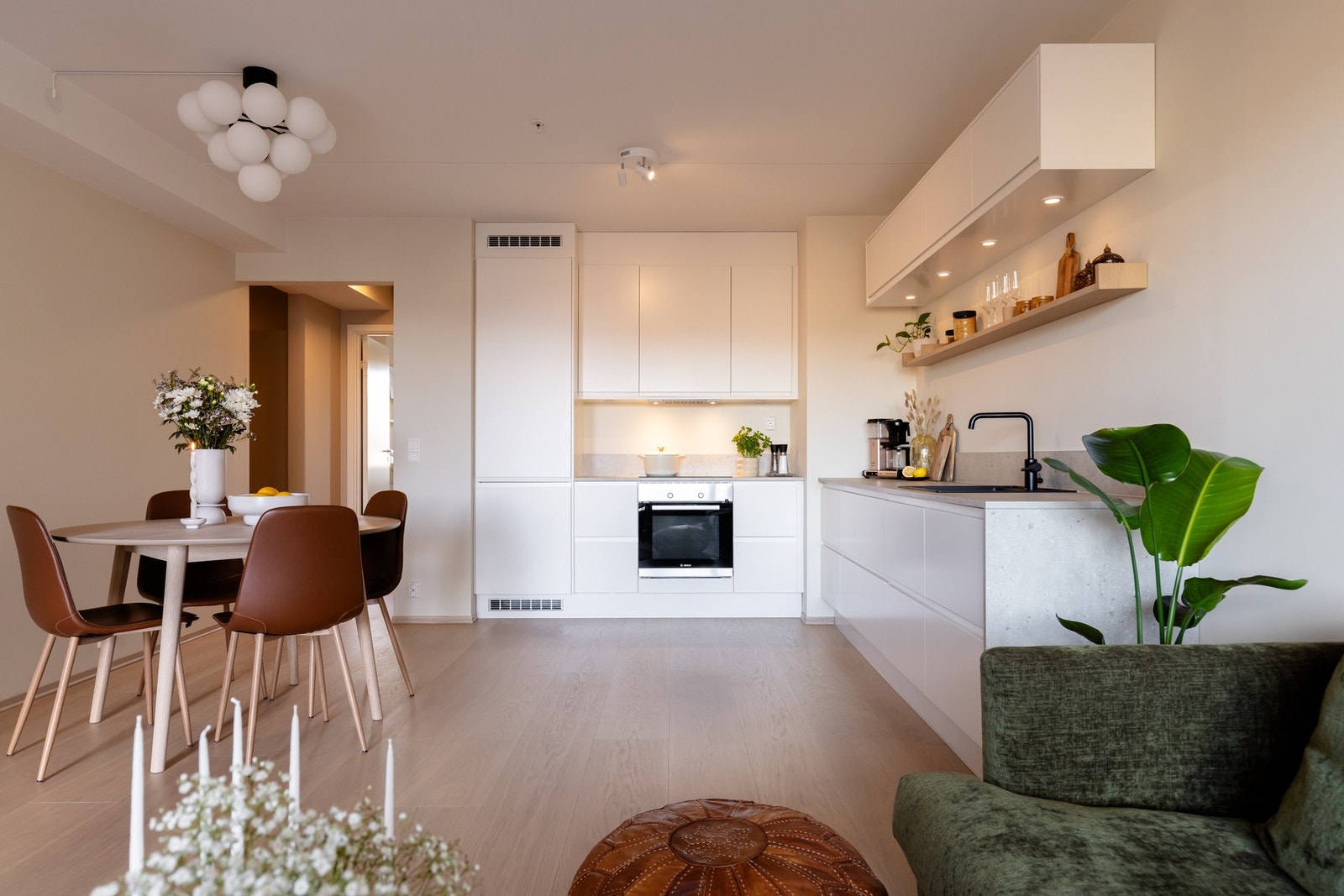 I likhet med resten av leiligheten er det et lekkert 1-stavs herdet parkettgulv og lyse veggflater. Gulvet og vegger er nytt fra 2023. Galleribilde