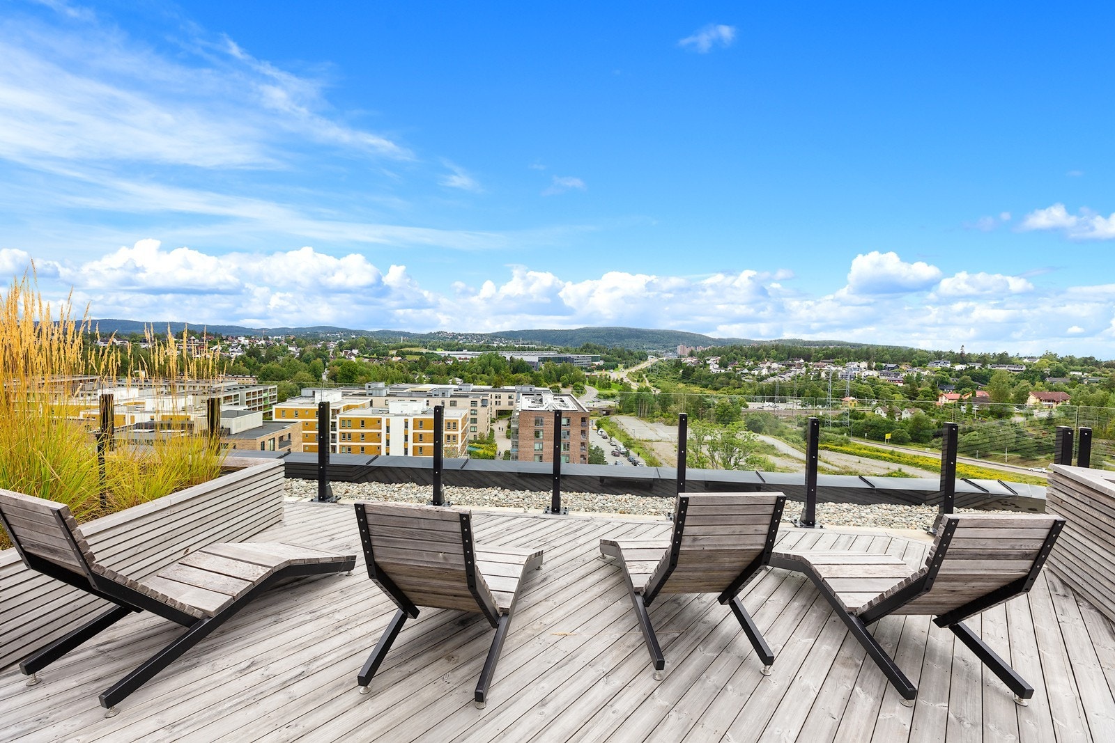 Sameiet har en enorm felles takterrasse med sol hele dagen, fantastisk utsikt alle veier, treningsapparater, sittegrupper, langbord, sjakkbord, klatrekule mv. Galleribilde