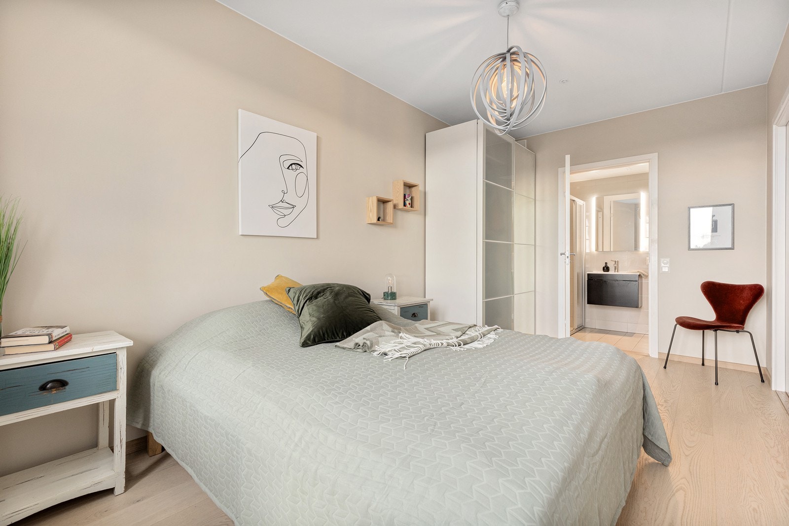 Praktisk soverom med plass for dobbeltseng og garderobeskap. Galleribilde