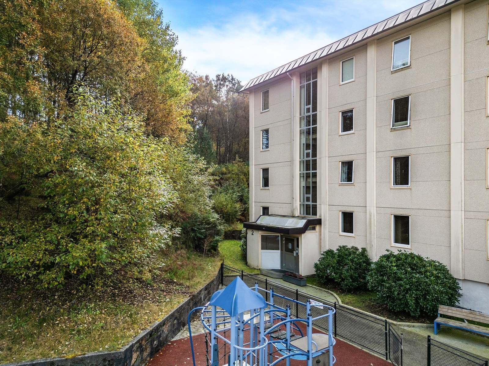- Like utenfor ligger leiligheten er det en felles lekeplass - Galleribilde