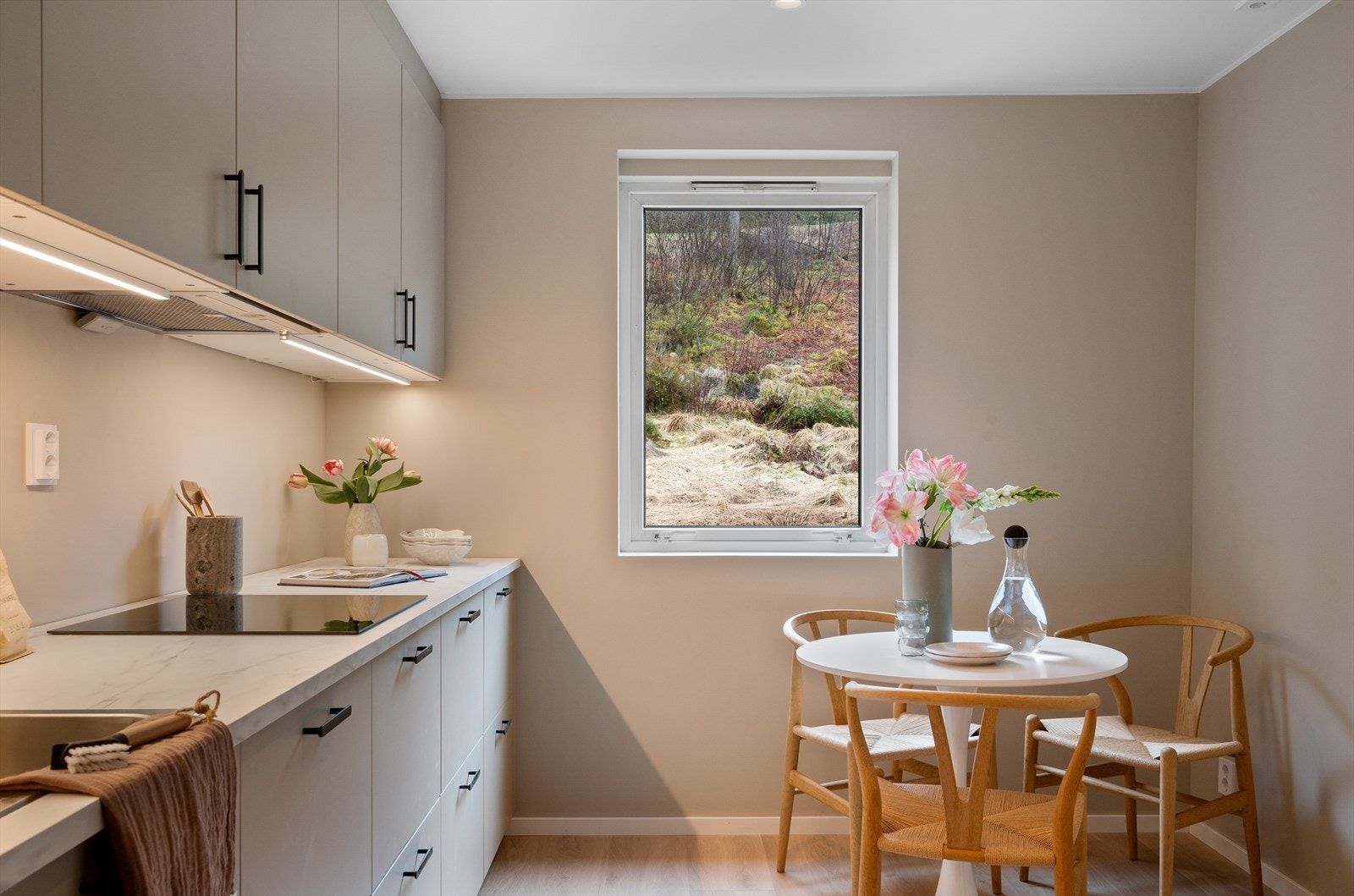 - Her har man også plass til et koselig frokostbord om ønskelig - Galleribilde