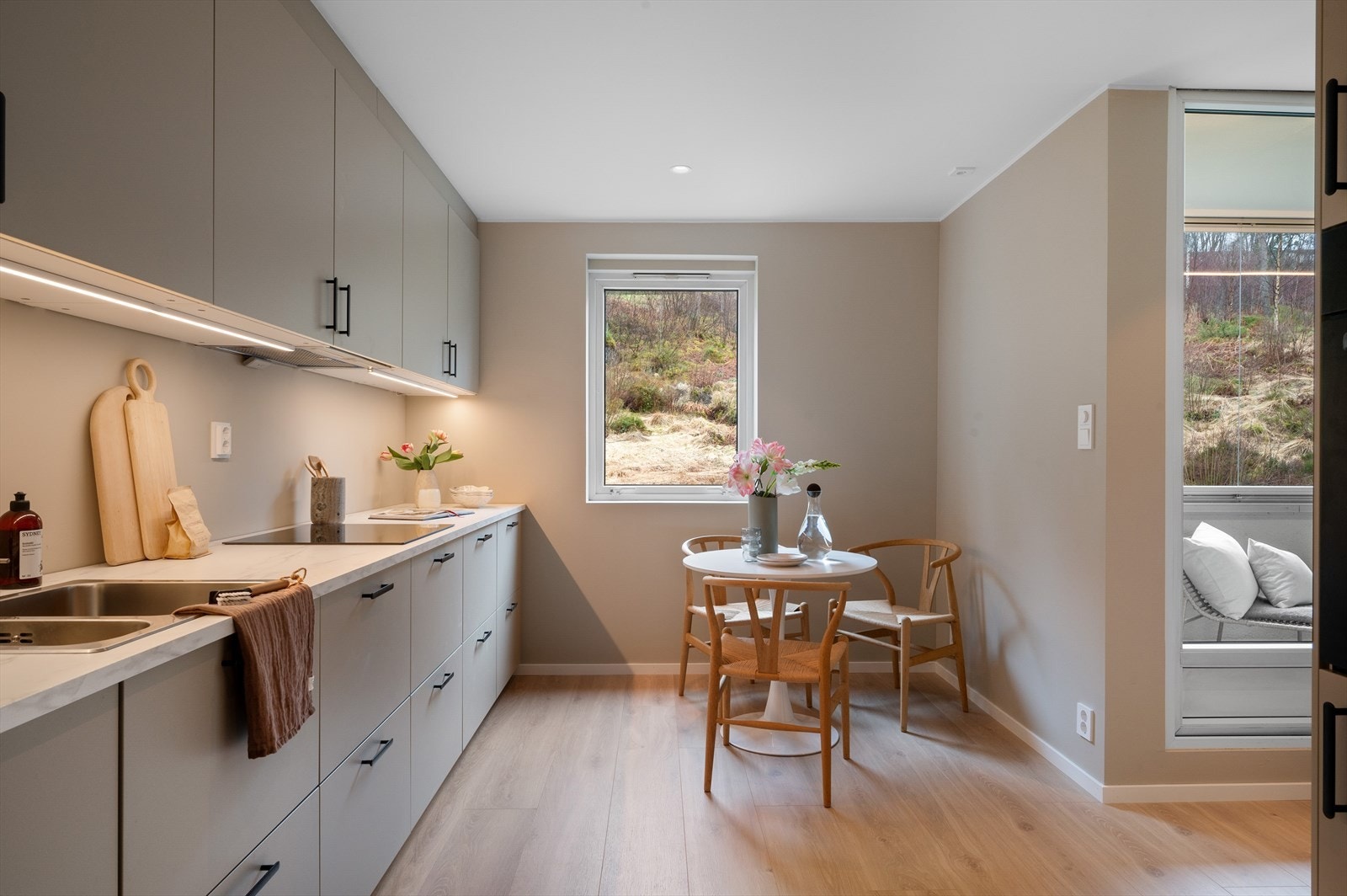 - Kjøkkenet har rikelig med lagringsplass i takhøye overskap og dype skuffer - Galleribilde