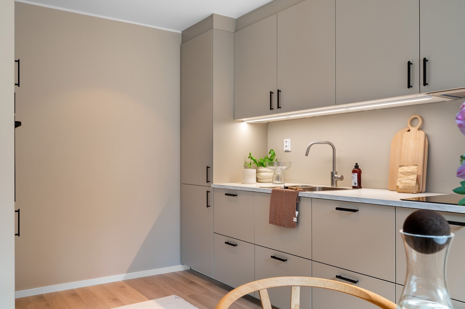 - Moderne og tidsriktig kjøkkeninnredning med slette fronter og benkeplate i laminat - Galleribilde