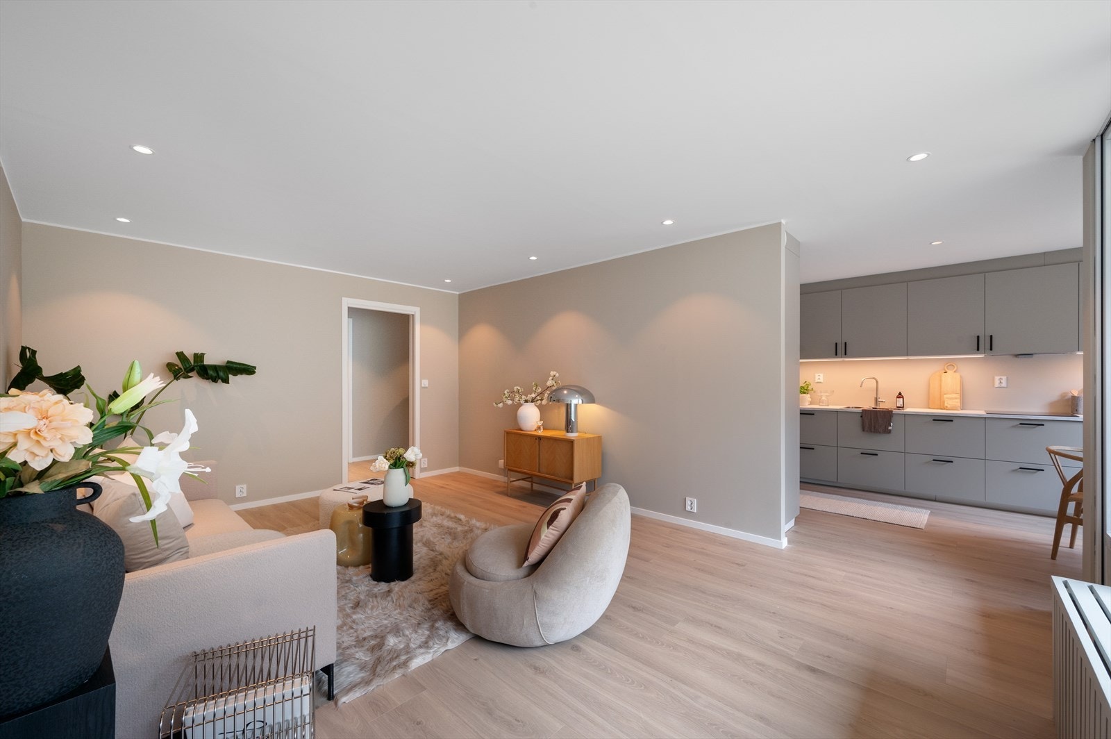 - Den åpne løsningen gjør stue og kjøkken til et praktisk og sosialt oppholdsrom - Galleribilde