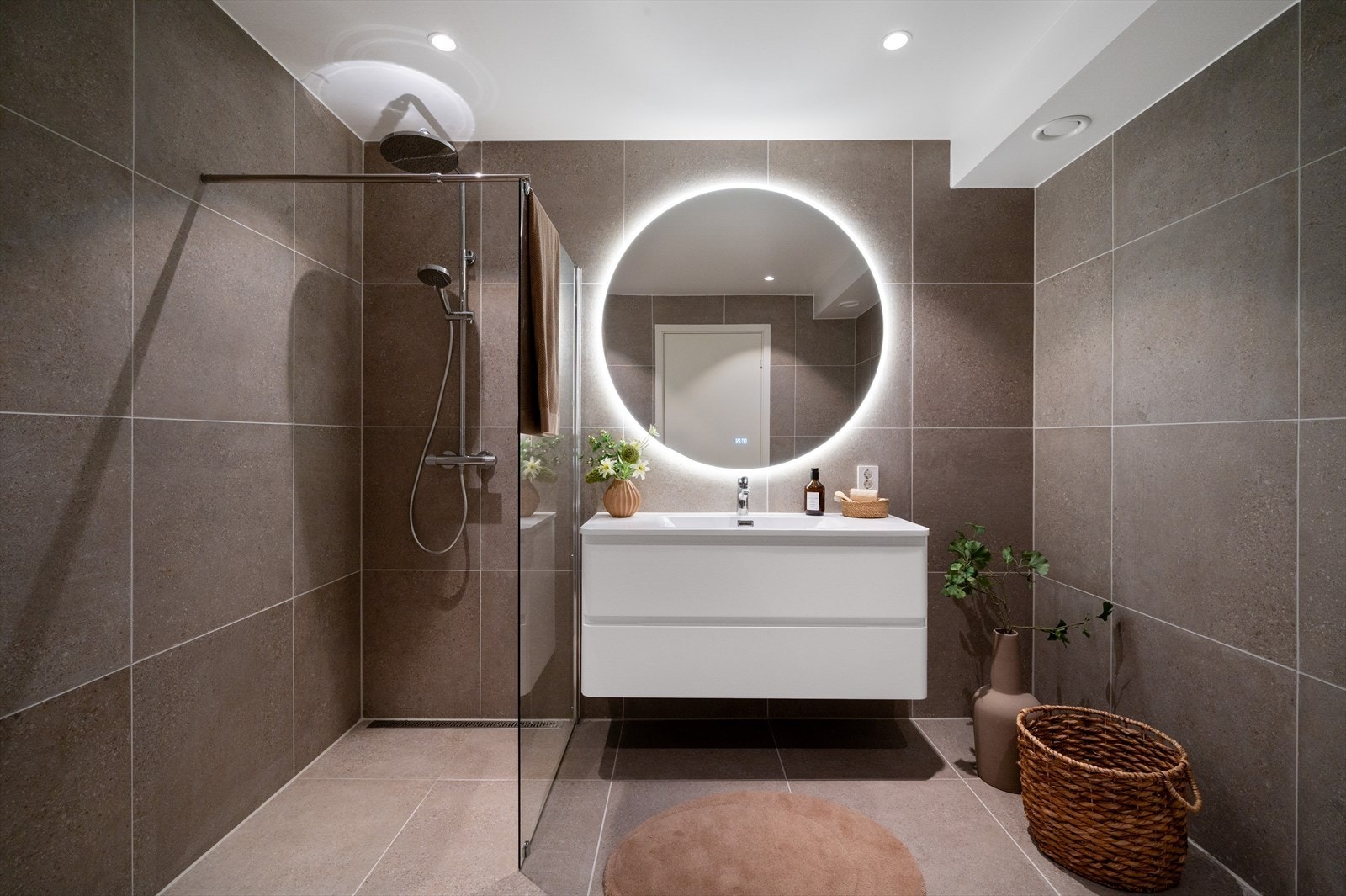 - Rålekkert baderom med innbydende farge- og materialvalg - Galleribilde