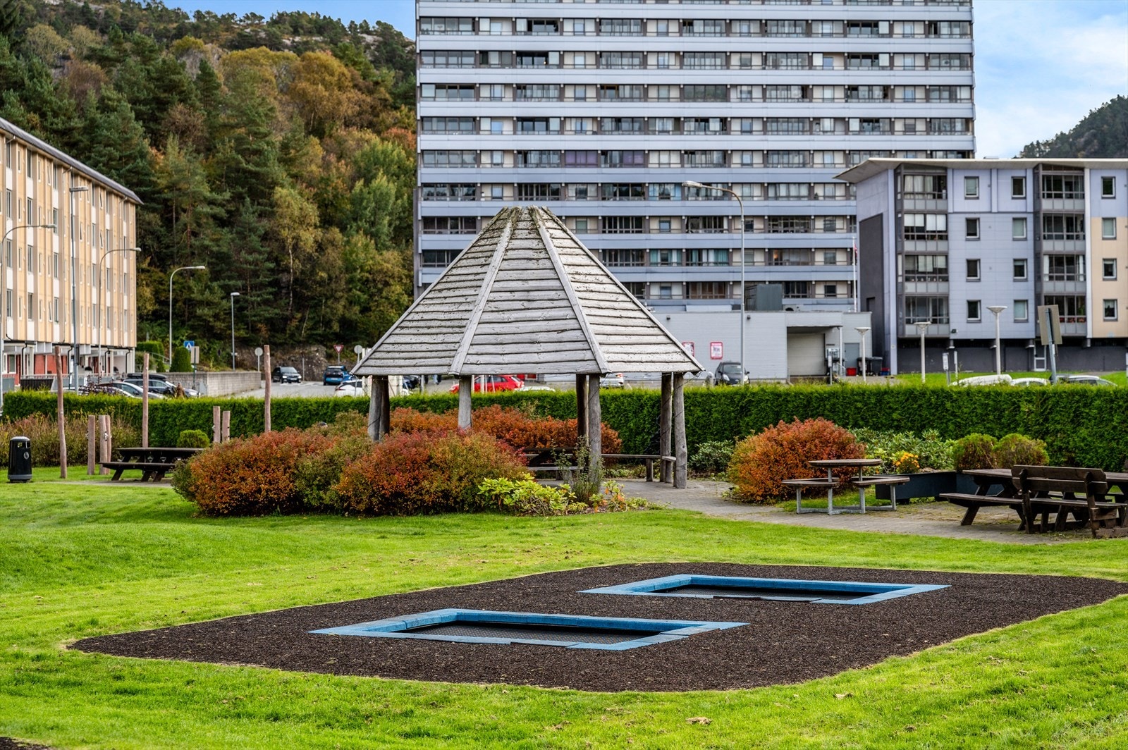 - Borettslaget har pent opparbeidede fellesarealer for store og små - Galleribilde