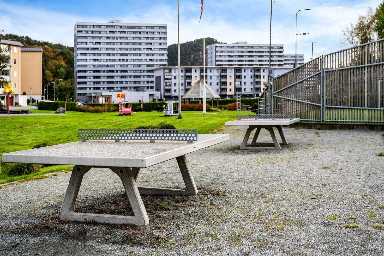 - Bordtennisbord og ballbinge - her vil både store og små trives! - Galleribilde