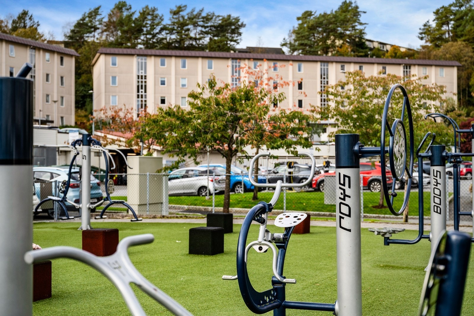 - Utendørs treningsapparater som beboerne kan benytte seg av - Galleribilde