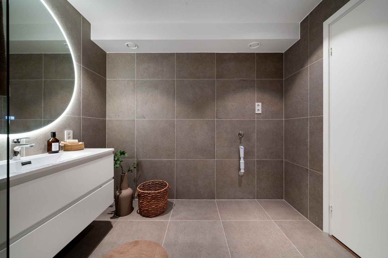 - Badet måler hele 7,2m², og har opplegg for vaskemaskin og tørketrommel - Galleribilde