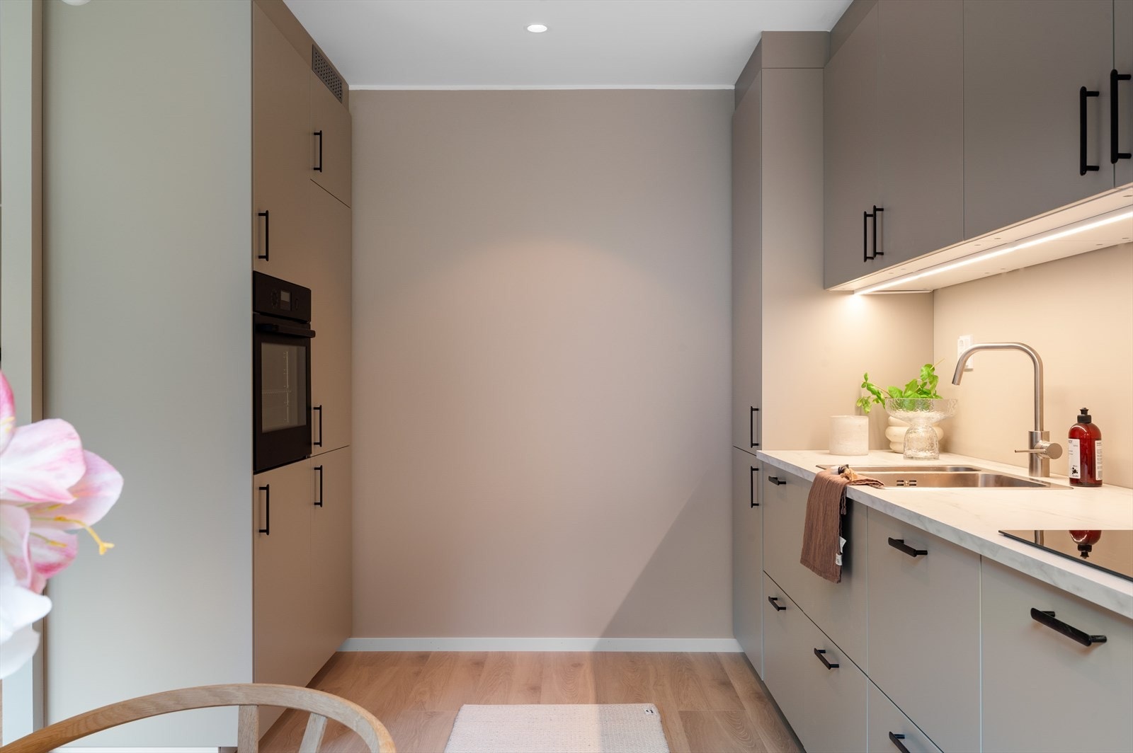 - Her får man integrert stekeovn, oppvaskmaskin, kombi kjøle-/fryseskap og induksjon platetopp - Galleribilde