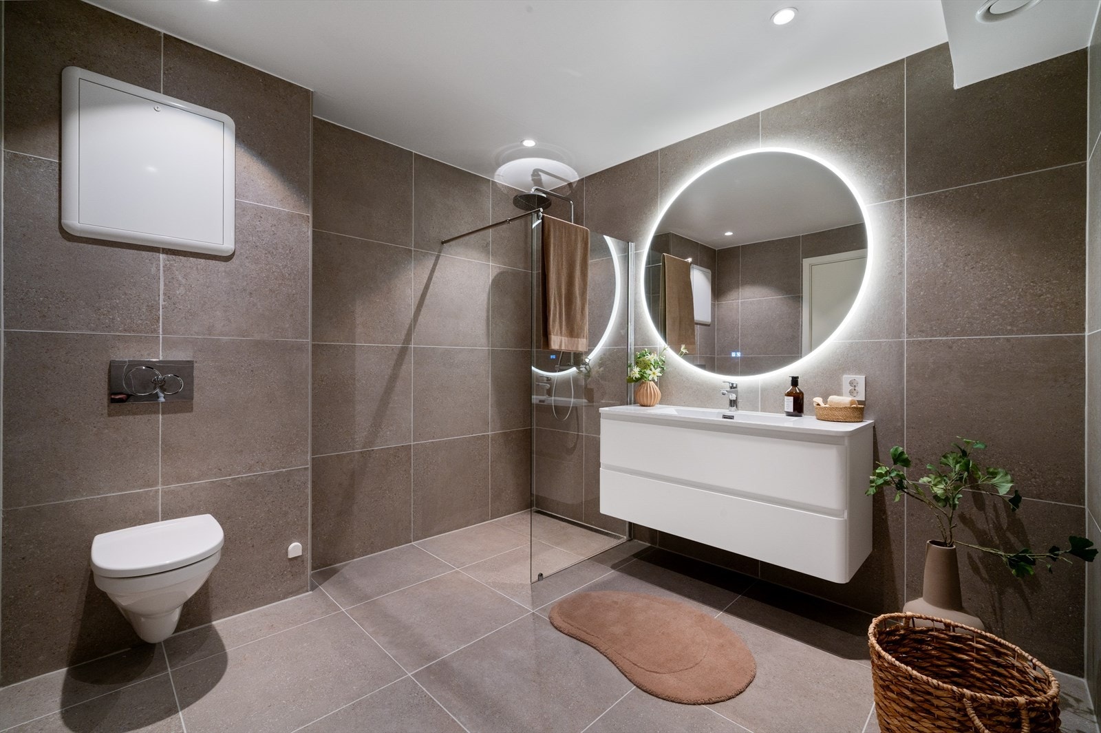 - Av moderne kvaliteter kan regnfallsdusj og speil med integrert belysning og touchknapper nevnes - Galleribilde