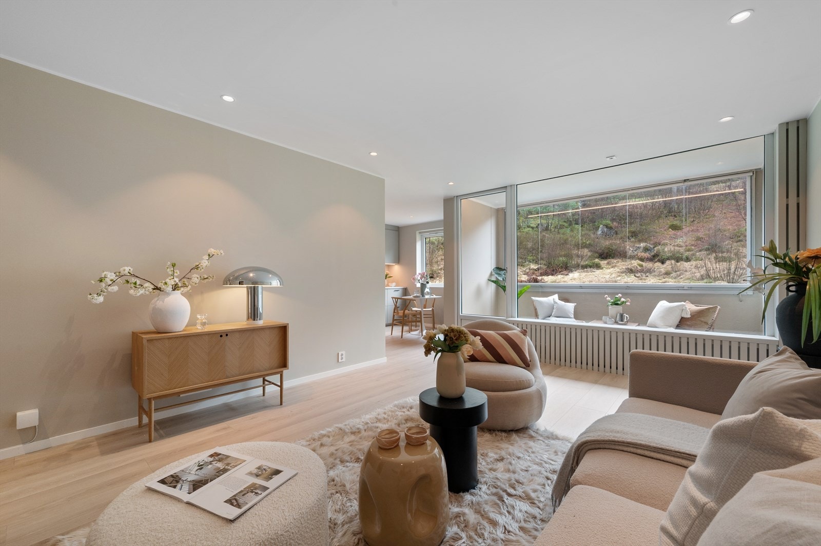 - De generøse vindusflatene sørger for rikelig med verdifullt lysinnslipp og en luftigere romfølelse. Merk at radiatoren er fint bygget inn - Galleribilde