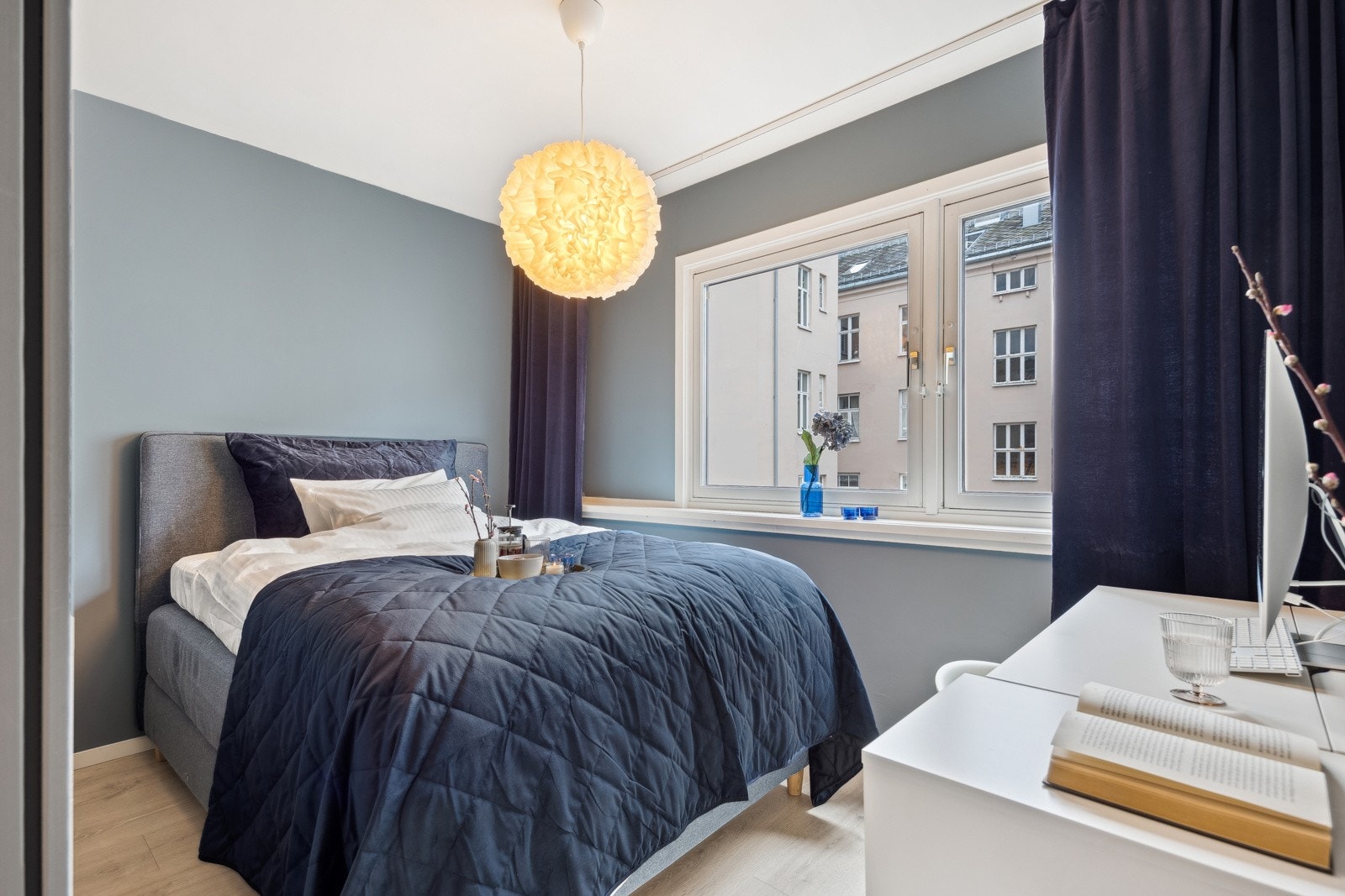 Soverommet er malt i moderne farger og kan enkelt innredes med både dobbeltseng og tilhørende møblement. Galleribilde