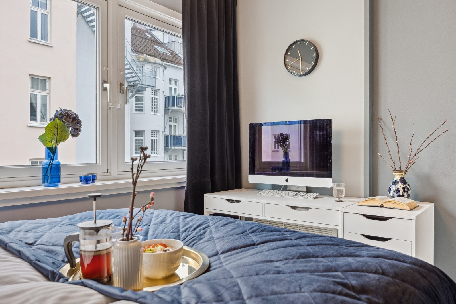 Med store vindusflater får soverommet rikelig med naturlig lys som skaper en varm og behagelig atmosfære. Galleribilde