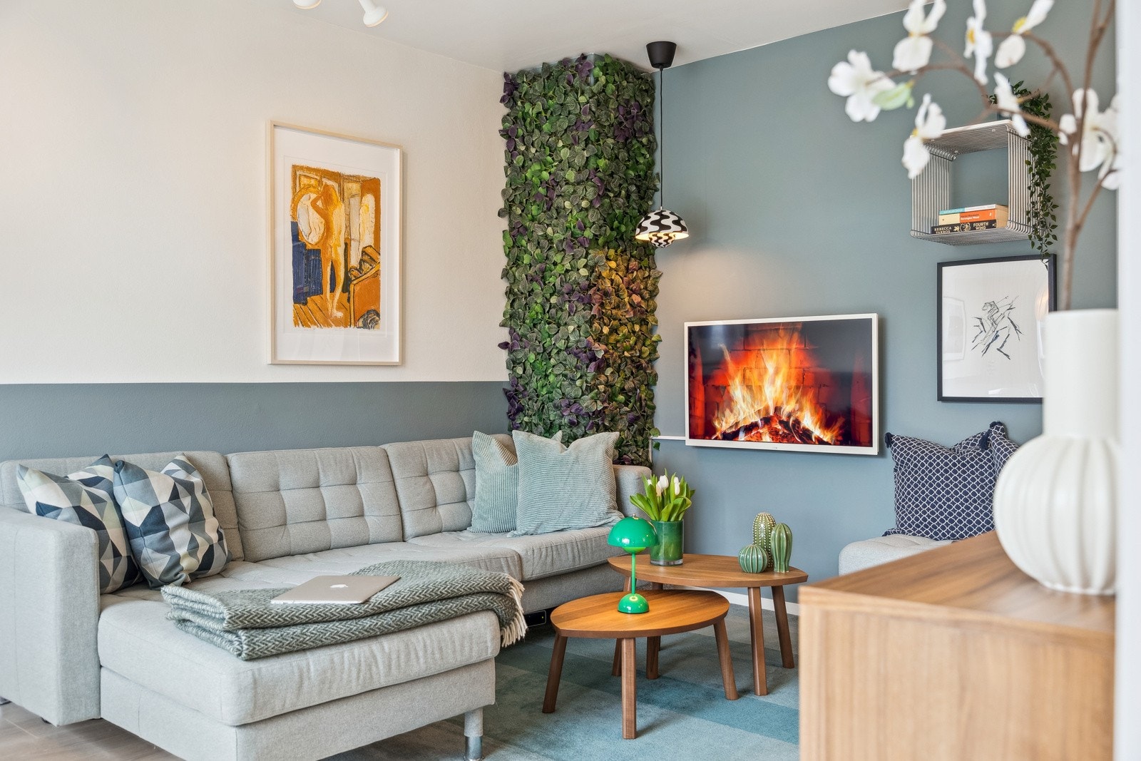 Himlingen er senket i hele leiligheten for å skjule ledninger. Galleribilde