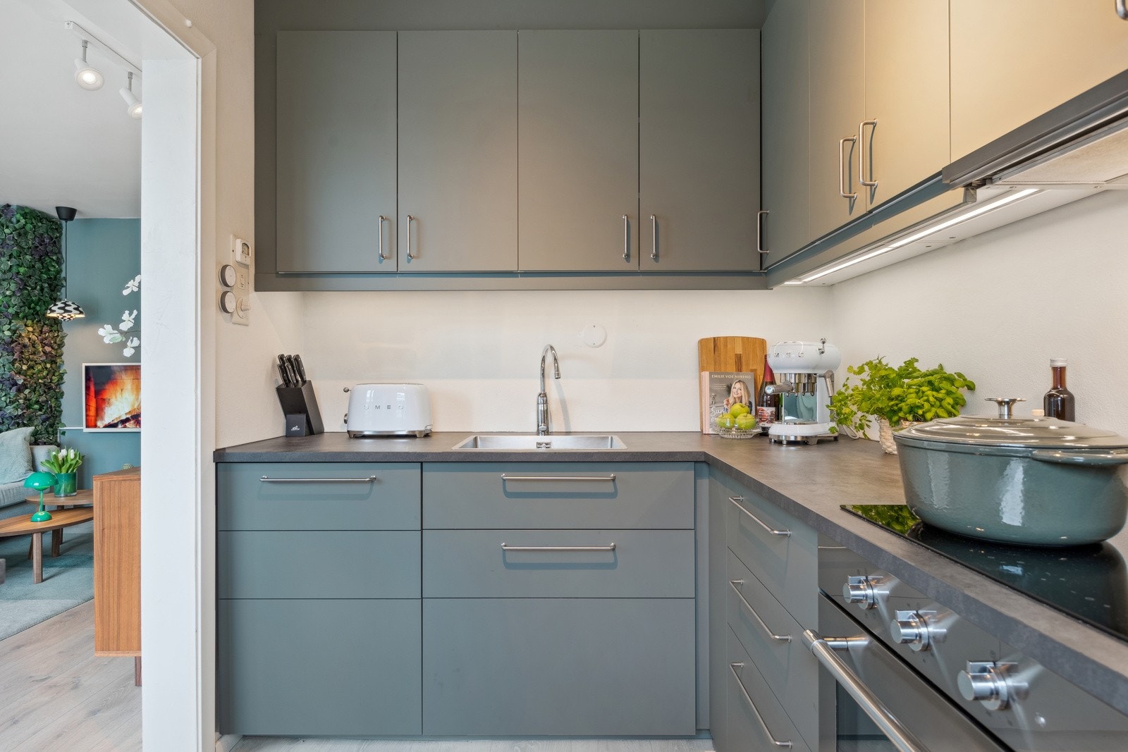 Den praktiske utformingen av kjøkkenet gir deg god arbeidsplass og enkel tilgang til alt du trenger. Galleribilde