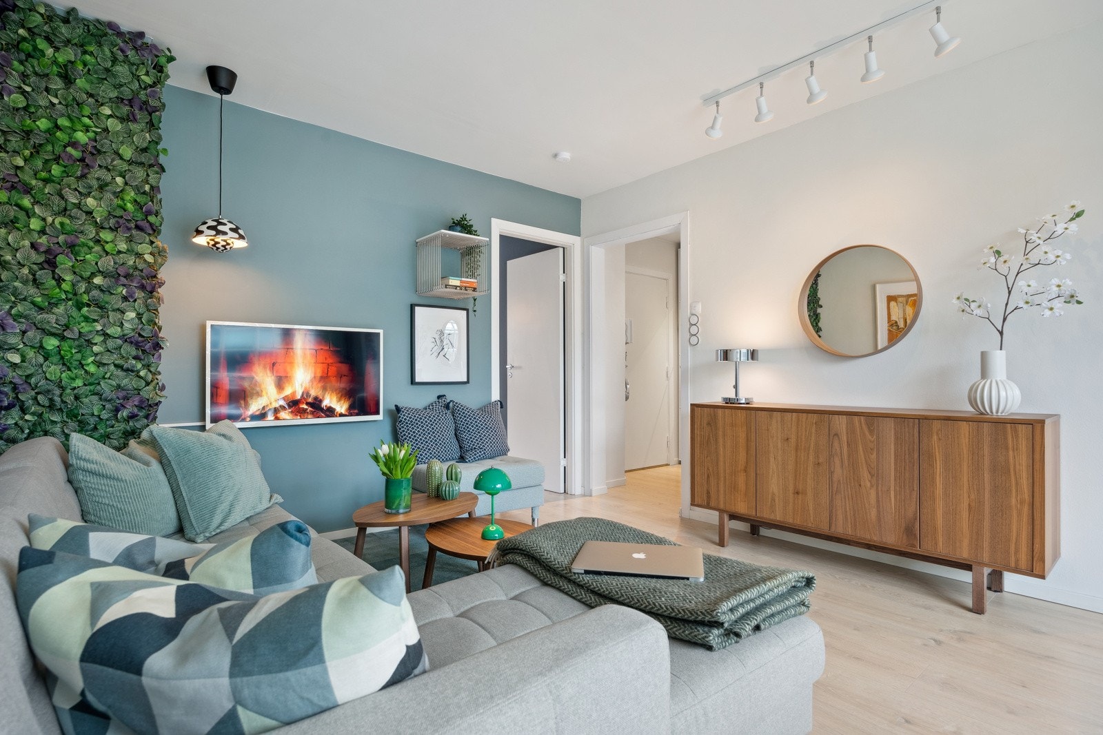 Stuens utforming skaper en naturlig plass for et sofahjørne - perfekt for koselige stunder med familie og venner. Galleribilde