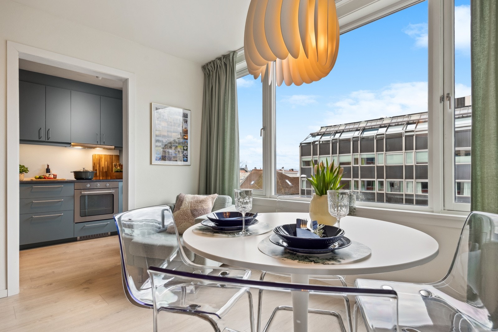 Spisegruppen er plassert mellom kjøkken og stue, og skaper et ryddig og sosialt område for måltider. Galleribilde