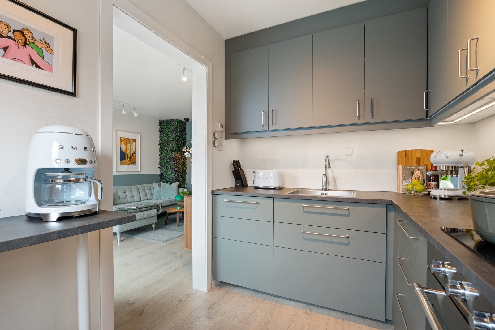 Moderne IKEA kjøkkeninnredning fra 2021 med glatte fronter og benkeplate av laminat. Galleribilde