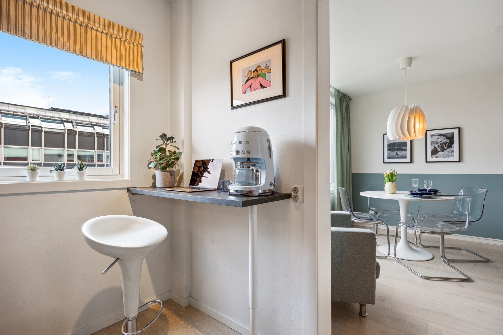 Det er plass til en mindre sittegruppe ved kjøkkenet - Perfekt til både sosialt samvær og oppbevaring av kjøkkenutstyr. Galleribilde