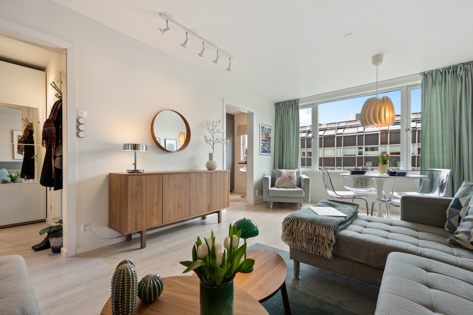 Rikelig med naturlig lys fra de store vinduene gir rommet en lys og luftig atmosfære. Galleribilde