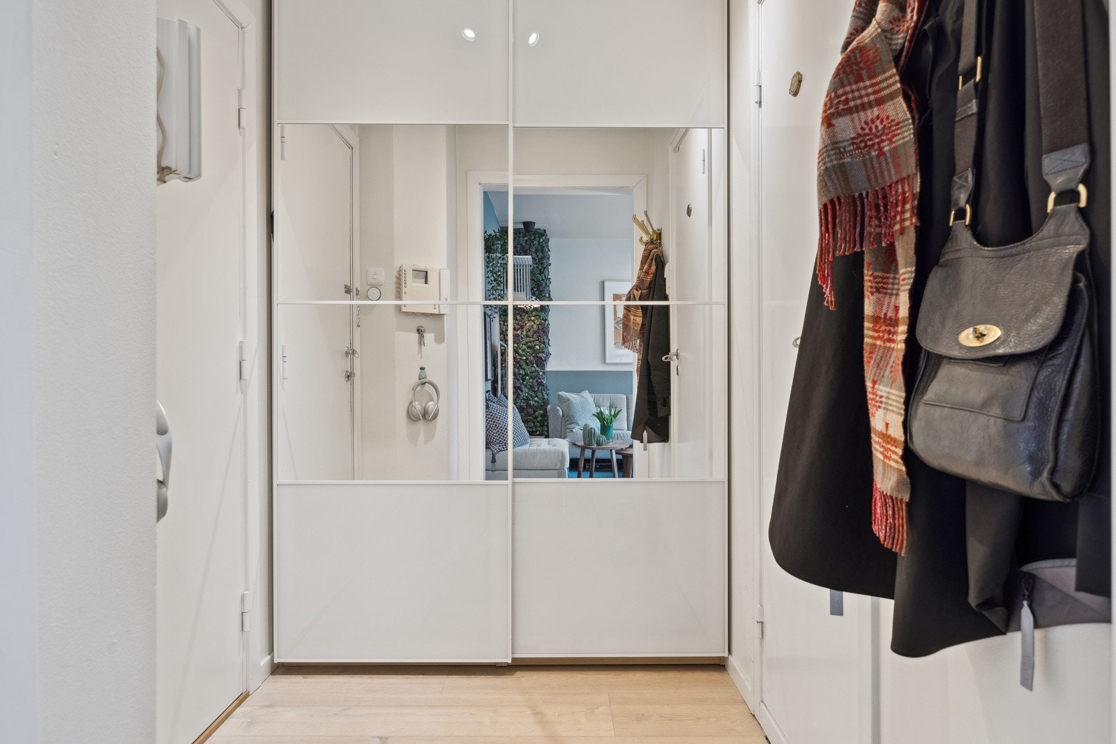 Entréen er malt i lyse farger og har rikelig med oppbevaringsplass. Galleribilde